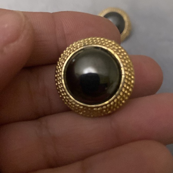 Vintage gold tone clip back earrings - Picture 4 of 4